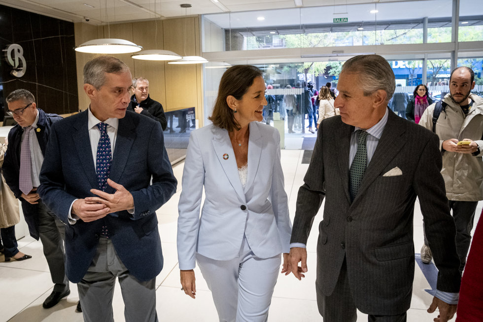 (I-D) El director de Europa Press, Javier García Vila; la ministra de Industria, Comercio y Turismo, Reyes Maroto y el presidente de Europa Press, Asís Martín de Cabiedes, a su llegada a la I Jornada de Turismo de Europa Press.