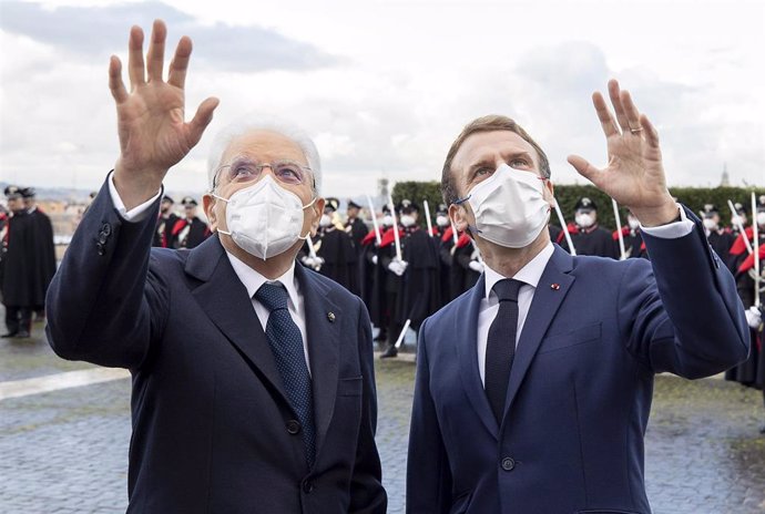 Archivo - El presidente de Italia, Sergio Mattarella (i), junto a su homólogo de Francia, Emmanuel Macron (d), durante un acto en Roma