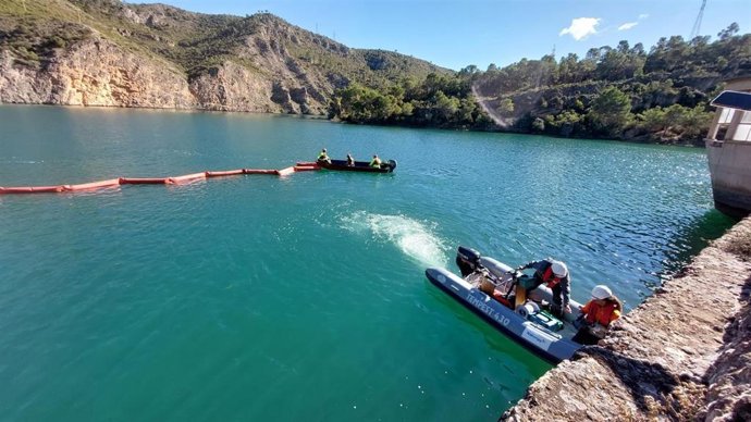 Ejercicio conjunto de emergencia ambiental realizado por Naturgy y la UME en el embalse de Bolarque