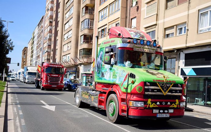 Archivo - Varios camiones participan en una marcha convocada desde el polígono de Raos hasta el Centro Botín, durante el undécimo día de paro nacional de transportistas, a 24 de marzo de 2022, en Santander, Cantabria (España). Se trata de un paro indefi