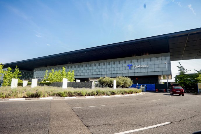 Archivo - Fachada de la sede de la multinacional española Telefónica, situada en la Ronda de la Comunicación, en el denominado Distrito Telefónica, a 22 de Julio de 2022, en el barrio de Las Tablas,  Madrid, (España). 