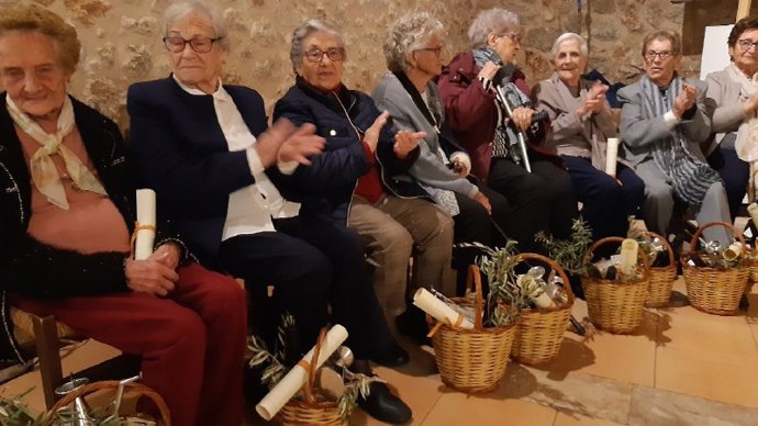 Cerca de una veintena de 'collidores' de Caimari reciben el diploma de Honor y Gratitud del Consell de Mallorca.