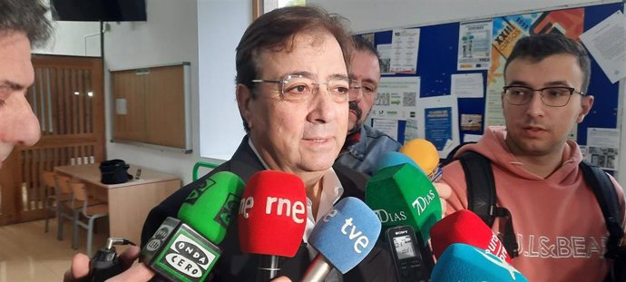 El presidente de la Junta, Guillermo Fernández Vara, atiende a los medios en Badajoz