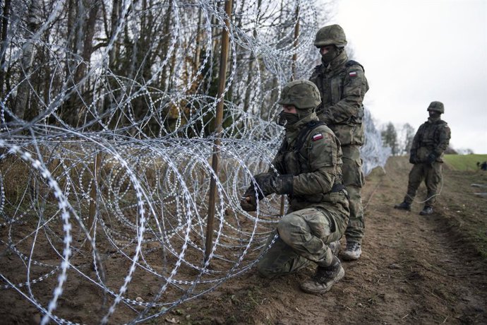 Soldados polacos contruyen una valle en la frontera con Kaliningrado.
