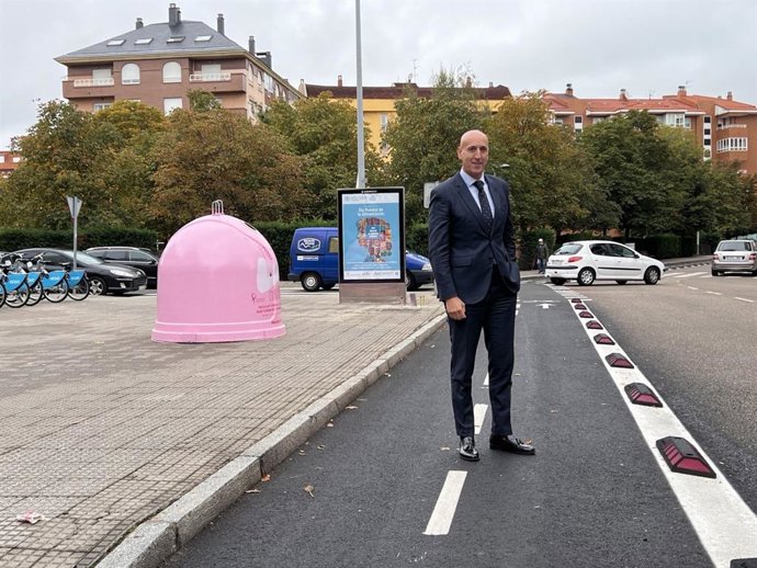 El alcalde en el carril bici de San Juan de Sahagún ya reparado.