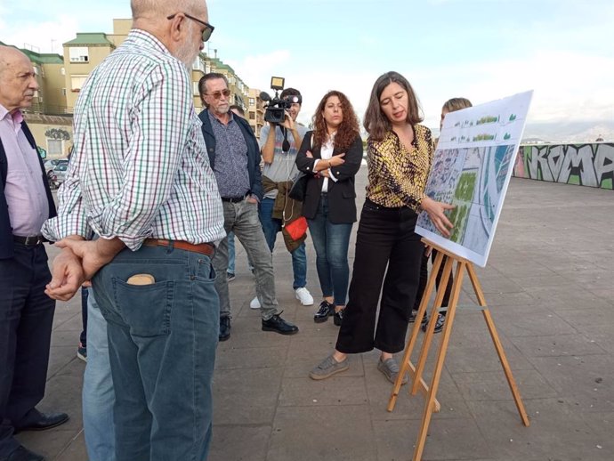 La regidora de Modelo de Ciudad, Vivienda Digna y Sostenibilidad del Ayuntamiento de Palma, Neus Truyol, explica a representantes vecinales los planes de Cort para cuando culmine la compra de los terrenos del Lluís Sitjar.