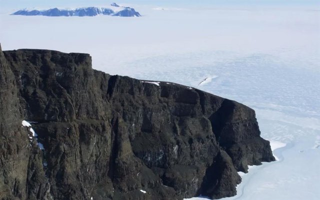 Los basaltos de inundación en Dronning Maud Land, Antártida, se originan en una fuente de manto excepcionalmente profunda.