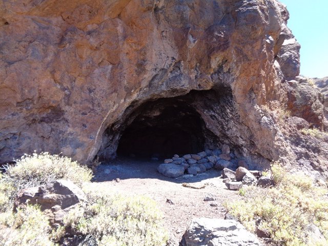 Cueva etnográfica localizada en las Cañadas del Teide