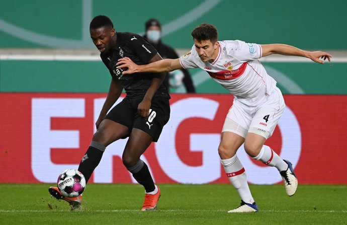 Archivo - 03 February 2021, Baden-Wuerttemberg, Stuttgart: Stuttgart's Marc Oliver Kempf and Moenchengladbach's Marcus Thuram (L) battle for the ball during the German DFB Cup third round soccer match between VfB Stuttgart and Borussia Moenchengladbach 