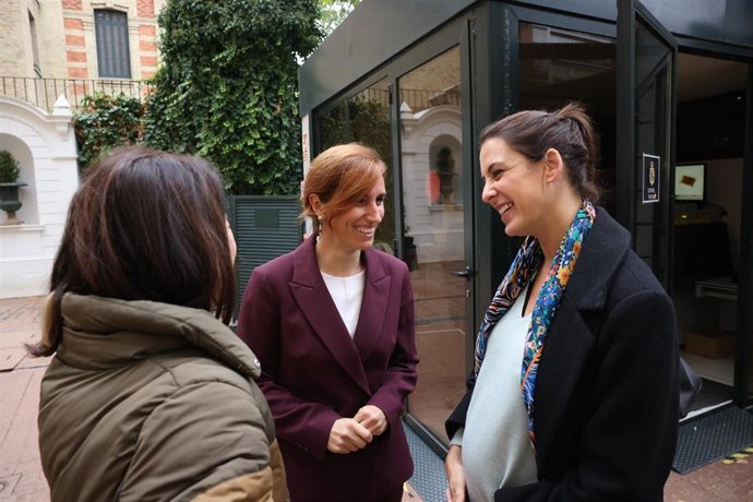 La portavoz de Más Madrid en la Asamblea, Mónica García, y su homóloga en el Ayuntamiento, Rita Maestre, en el Defensor del Pueblo