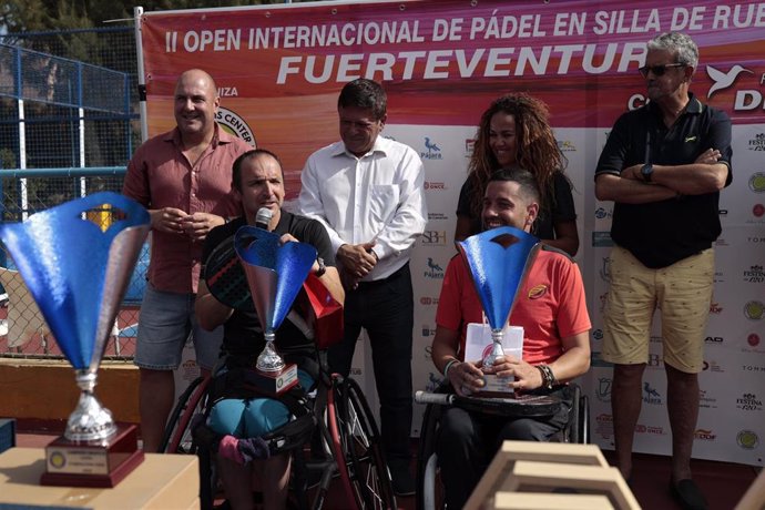 De Anta y Triviño posan con sus trofeos de campeones de la Copa de España Fundación Disa disputadad en Fuerteventura