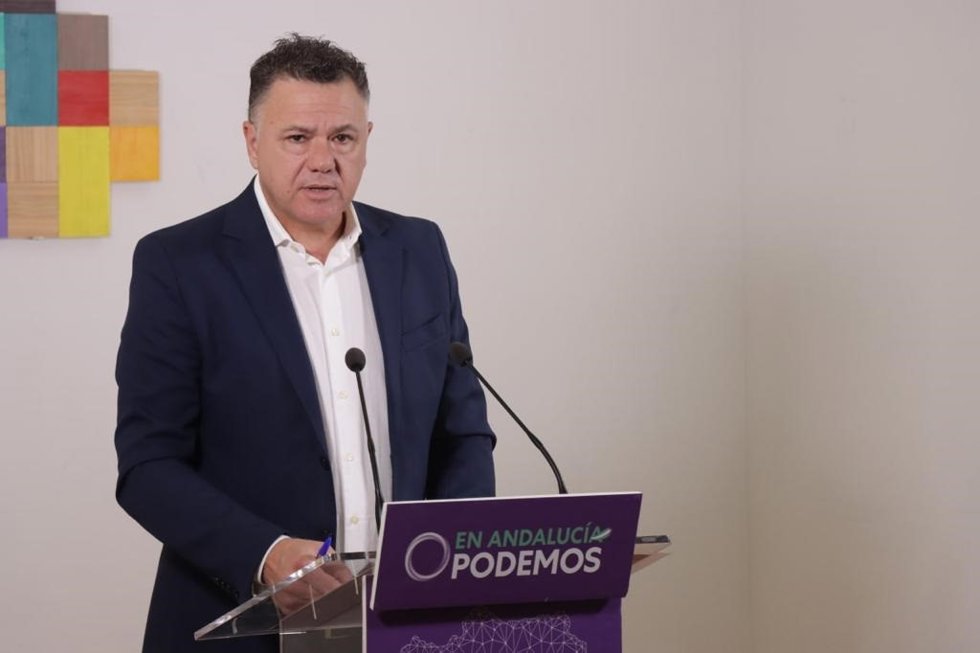 El portavoz adjunto de Por Andalucía, Juan Antonio Delgado, este lunes en rueda de prensa.