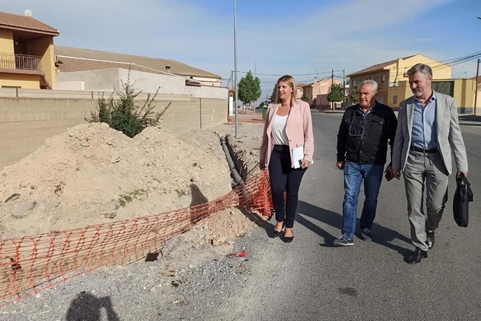 La delegada de Justicia, Administración Local y Función Pública de la Junta en Granada, Inmaculada Hernández, y el alcalde de Chimeneas, Miguel Pérez Izquierdo, visitan obras de mejora de calles y acerado que se ejecutan en el municipio con cargo al PFE