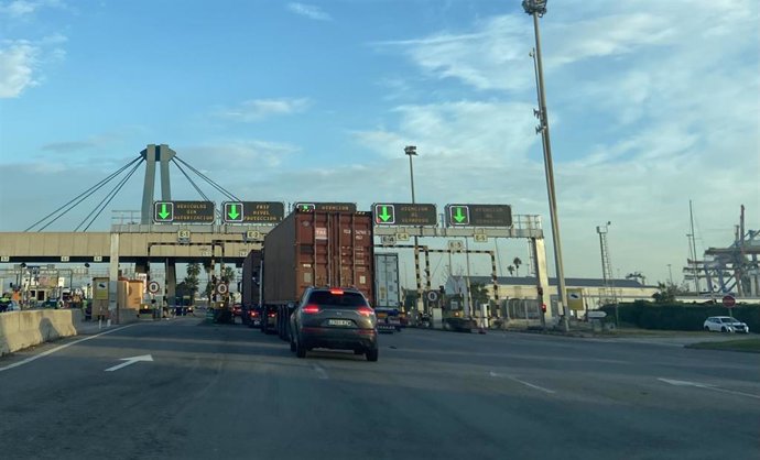 Normalidad en el acceso del Puerto de Valncia en el primer día de paro de transportistas