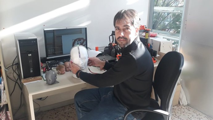 El investigador del Departamento de Ingeniería Mecánica de la URV, Albert Fabregat, con los dispositivos desarrollados, aCUP-E y EPlacement