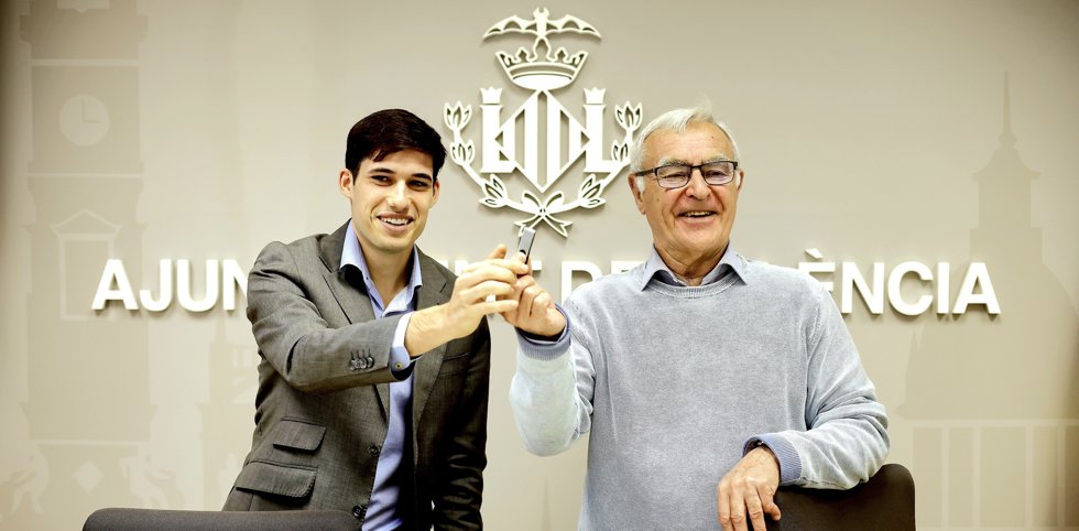 El alcalde de Valncia, Joan Ribó (d), y el edil de Hacienda, Borja Sanmjuán (i), presentan el presupuesto del Ayuntamiento de Valncia para 2023.