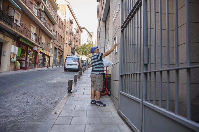 Archivo - Un repartidor a domicilio acude a entregar un paquete