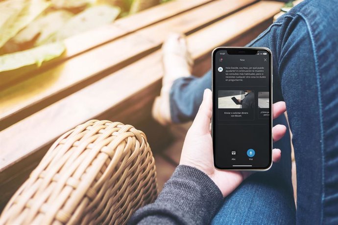 Un usuari utilitza el 'chatbot' de CaixaBank