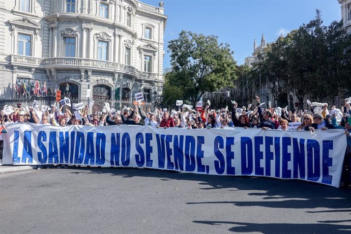 Unas 200.000 personas según la Delegación de Gobierno marchan durante una manifestación contra el desmantelamiento de la Atención Primaria en la Sanidad Pública, a 13 de noviembre de 2022, en Madrid (España). Esta marcha ha sido convocada por la Red de 