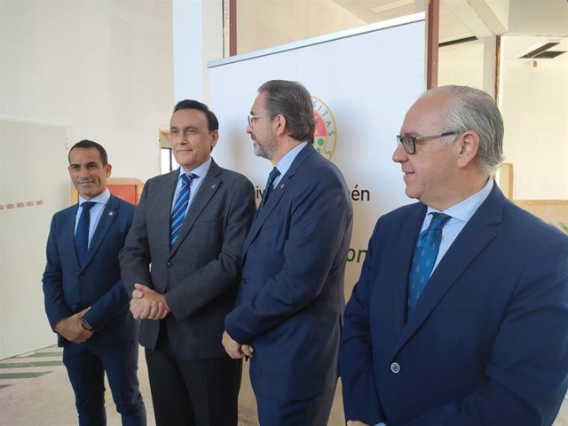 Gómez Villamandos (2i), en la visita a la UJA.