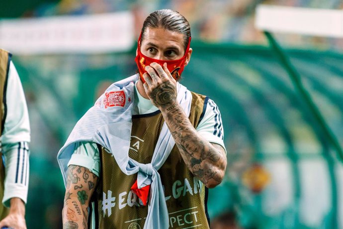 Archivo - 07 October 2020, Portugal, Lisbon: Spain's Sergio Ramos adjust his face mask during the international friendly soccer match between Portugal and Spain at the Jose Alvalade Stadium. Photo: Indira/DAX via ZUMA Wire/dpa