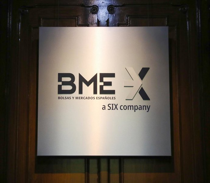 Un panel de las Bolsas y Mercados Españoles en el Palacio de la Bolsa, a 21 de octubre de 2022, en Madrid (España). El Ibex 35 ha iniciado la sesión de este viernes con una caída del 0,72%, lo que ha llevado al selectivo a situarse en los 7.585 enteros,