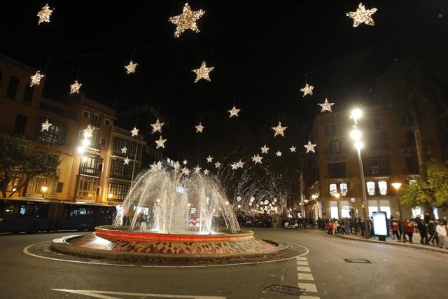 Los palmesanos disfrutan del encendido de las luces de Navidad 2022. 