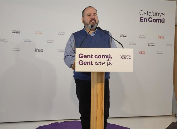 El portavoz de los comuns y diputado en el Congreso, Joan Mena, en rueda de prensa