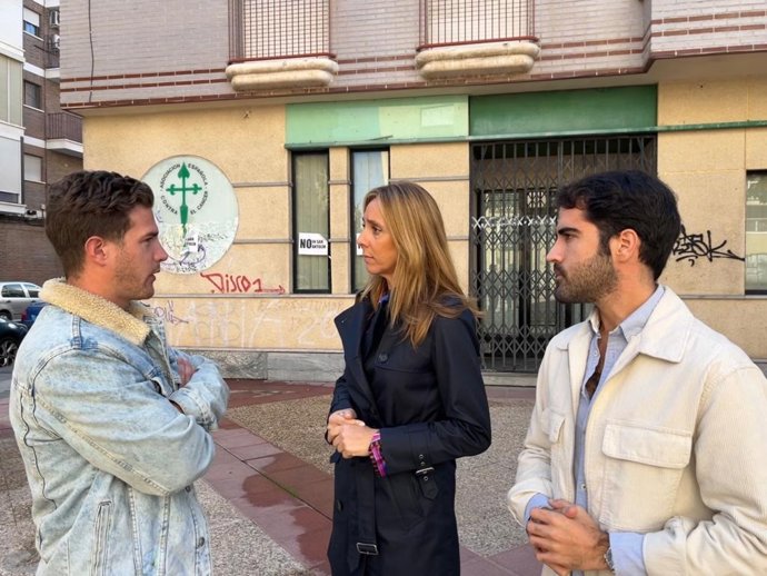 La concejal Pilar Torres, y del presidente de la Junta Municipal del Distrito Centro-Oeste, Diego Avilés, en San Antolín