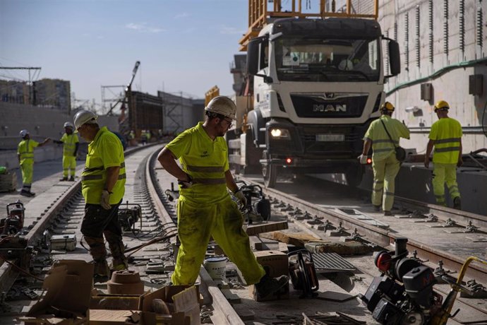 Personal ferroviario en las obras ferroviarias de la estación de AVE de Sagrera-Sant Andreu, a 25 de octubre de 2022, en Barcelona, Catalunya (España). Las obras de la nueva estación de AVE Sagrera-Sant Andreu ya se han completado en más del 65% gracias