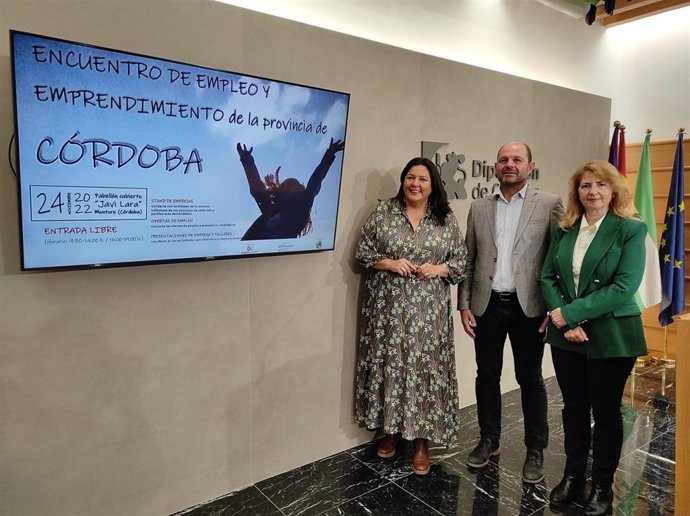 El responsable del Empleo en la Diputación de Córdoba, Miguel Ruz, la alcaldesa de Montoro, Dolores Amo (izda.), y la gerente de Fundecor, Rocío Muñoz, en la presentación del Encuentro de Empleo y Emprendimiento.
