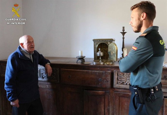 La Guardia Civil entrega al párroco  de la Iglesia de Bonielles-Llanera efectos sustraídos durante un robo