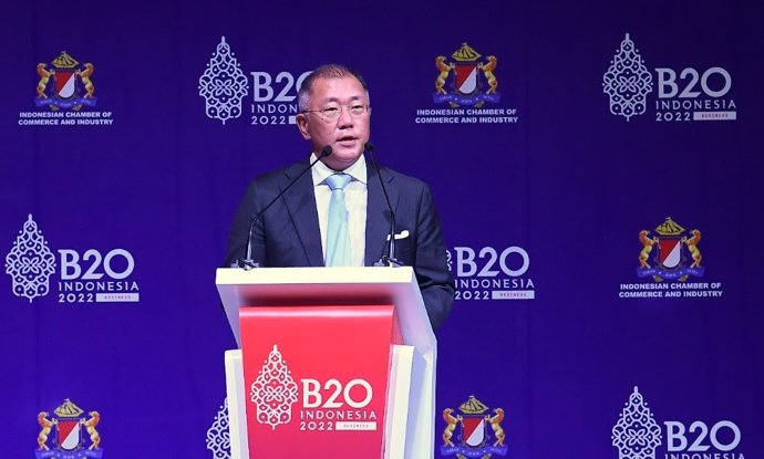 El presidente del Grupo Hyundai, Euisun Chung, durante su participación en la Cumbre del B20 en Bali (Indonesia)