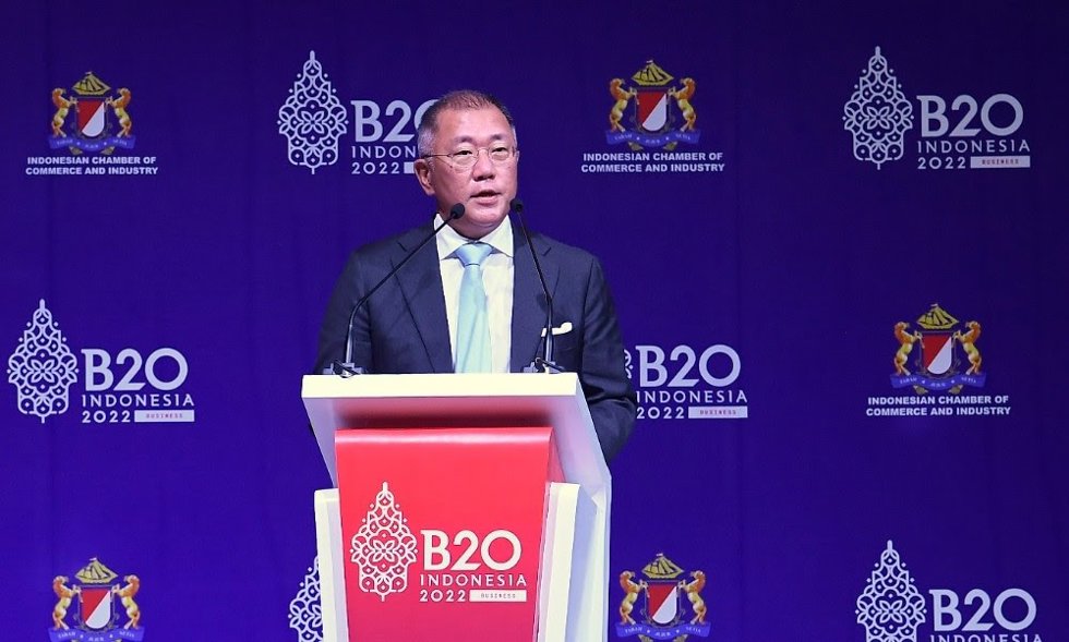 El presidente del Grupo Hyundai, Euisun Chung, durante su participación en la Cumbre del B20 en Bali (Indonesia)