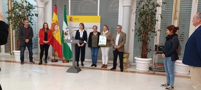 El subdelegado del Gobierno en Sevilla, Carlos Toscano, ha hecho entrega de los reconocimientos a los colegios y al instituto premiados por sus prácticas viales.