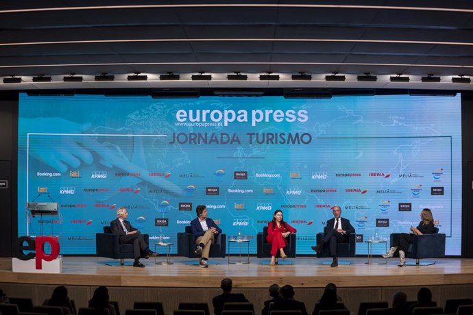 El presidente de Portaventura World, Arturo Mas-Sardá;  el CEO de IATI Seguros, Alfonso Calzado; la directora de MADRID TURISMO by IFEMA Madrid, Yolanda Perdomo; el socio de KPMG Luis Buzzi y la directora de EP Comunicación y EP Temática, Dolores Muriel.