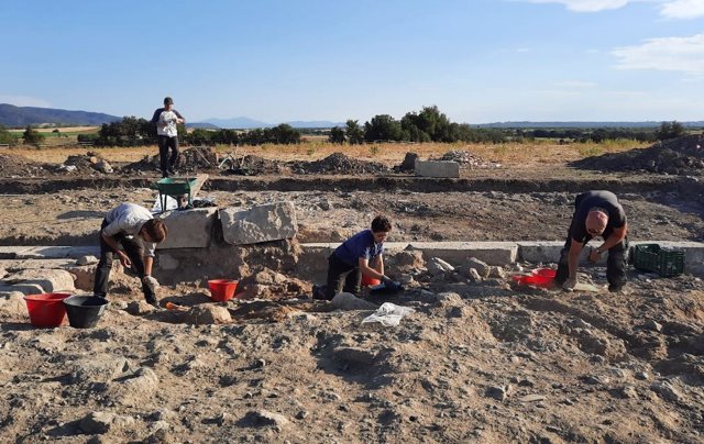 Los arqueólogos y otros colegas descubren las paredes del templo etrusco en Vulci.