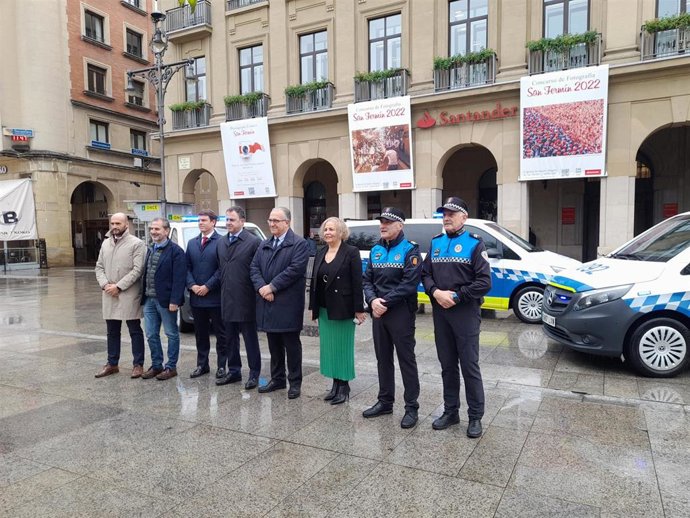 El alcalde de Pamplona, Enrique Maya, durante la presentación de los vehículos