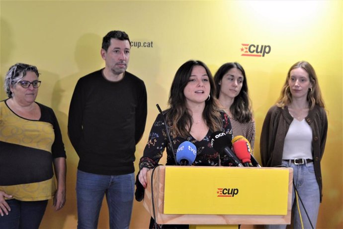 La portavoz del Secretariado Nacional de la CUP, Maria Sirvent, junto a miembros de candidaturas de la CUP en rueda de prensa.