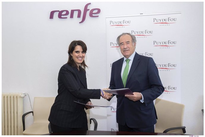 La directora general de Renfe Viajeros, Sonia Araujo, y el vicepresidente de Puy du Fou España, Jesús Sainz