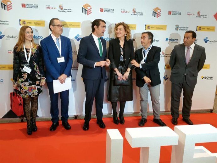 El consejero Suárez-Quiñones, tercero por la izquierda, junto al resto de autoridades, en la apertura del IV Congreso 'ITE+3R' en el Palacio de Congresos de Salamanca