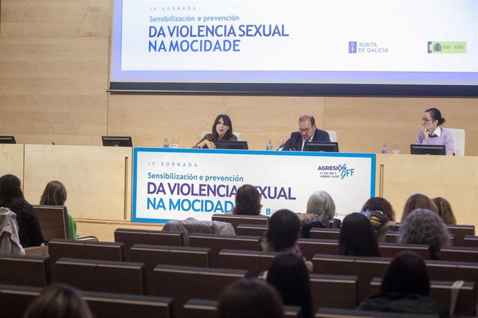 La conselleira de Promoción do Emprego e Igualdade, María Jesús Lorenzana, en la inauguración de la 'IV Xornada de sensibilización e prevención da violencia sexual na mocidade'