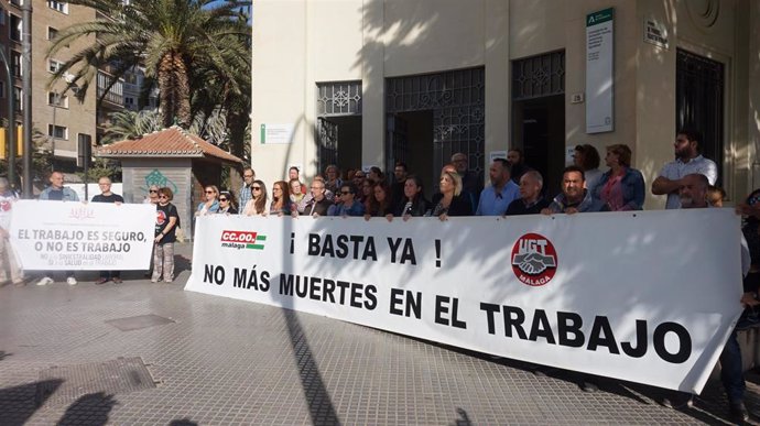 Concentración de CCOO y UGT ante la última víctima laboral mortal en la provincia de Málaga