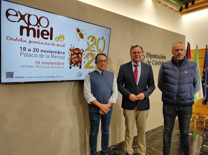 El delegado de Medio Natural y Carreteras de la Diputación de Córdoba, Francisco Palomares (centro), en la presentación de Expomiel 2022.