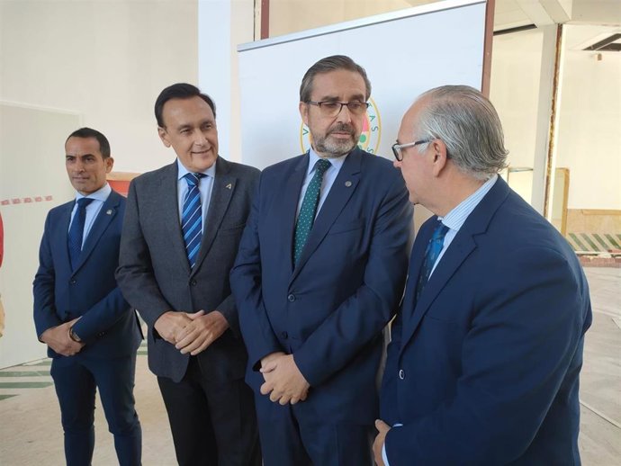 El rector de la UJA, Juan Gómez (2d), en la visita a las obras.