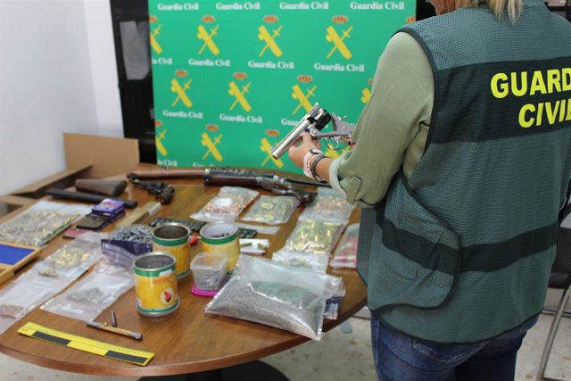Arsenal ilegal de armas y municiones intervenido a un hombre en Guadix (Granada).