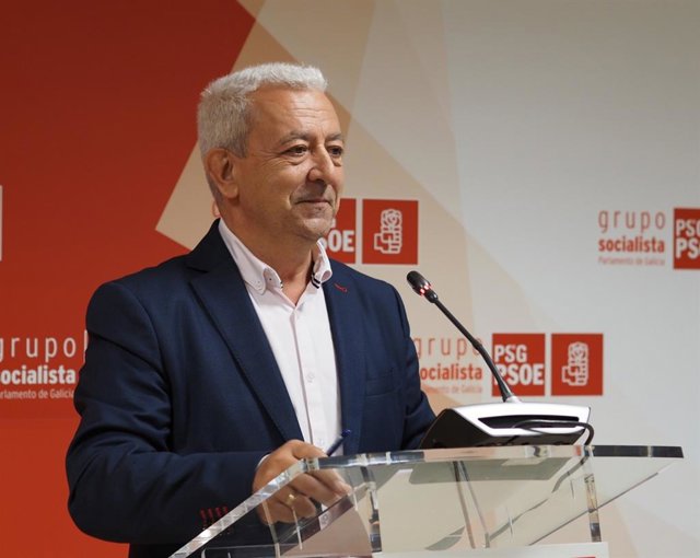 Archivo - El portavoz parlamentario del PSdeG, Luis Álvarez, en rueda de prensa