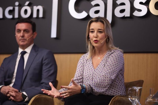 La vicepresidenta de la Diputación de Sevilla, Ana Isabel Jiménez, junto al presidente de la Diputación almeriense, Javier Aureliano García, en el encuentro informativo de Europa Press Andalucía, celebrado en la sede de la Fundación Cajasol.