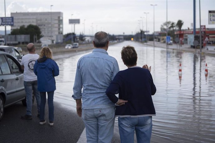 Varias personas observan un tramo de la autovía del Este, A-3, inundada, a 12 de noviembre de 2022, en Valencia, Comunidad de Valencia, (España). 