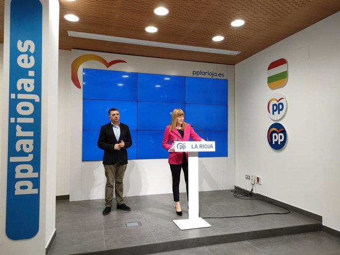 La senadora del PP, Ana Lourdes González, y el diputado autonómico, Carlos Cuevas, en comparecencia de prensa